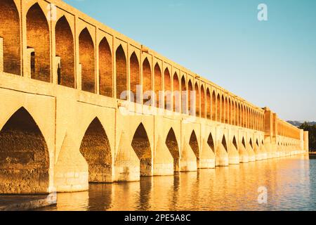 Isfahan, Iran - Mai 2022: SioSe Pol oder Brücke mit 33 Bögen, eine der ältesten Brücken von Esfahan und die längste Brücke am Zayandeh River Stockfoto