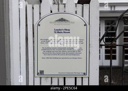 Historisches Gebäude in der Main Street, Greytown, Neuseeland. Greytown Heritage Walk, Greytown Heritage Trust. Loasby's Shop, 72 Main Street Antiquitätenladen Stockfoto