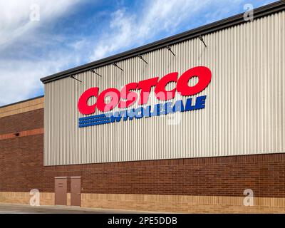 ST. PAUL, MN, USA - 6. FEBRUAR 2023: Außenmaterial und Markenlogo von Costco Großhandel. Stockfoto