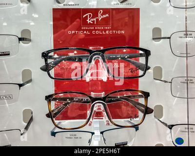 ST. PAUL, MN, USA - 6. FEBRUAR 2023: Ray-Ban Brillen zeigen Nahaufnahme und Markenlogo. Stockfoto