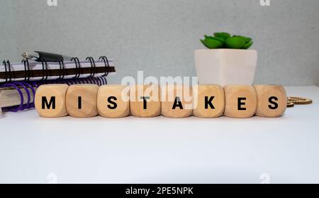 FEHLER Wort auf Holzblock geschrieben, Geschäftskonzept Stockfoto