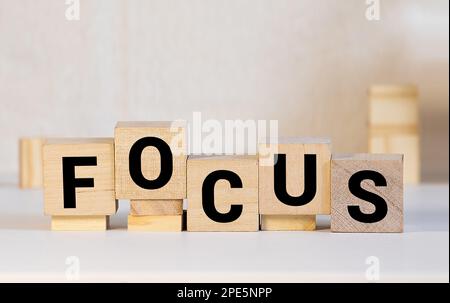 Focus Wort In Holzwürfel Geschrieben Stockfoto