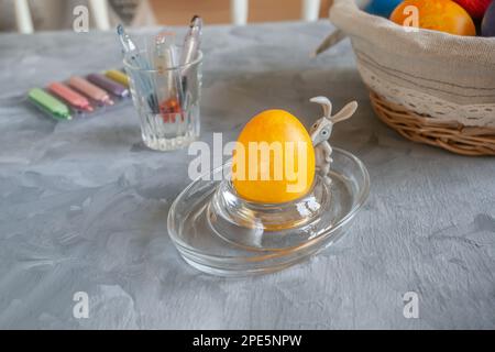 Das Färben von Eiern für Osterferien mit Ampullen mit Farbstoff. Verschiedene Optionen zum Färben und Dekorieren von Ostereiern. Stockfoto