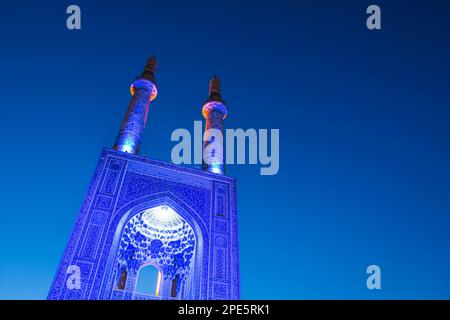 Blaue Hazireh-Moschee bei Nacht in Yazd, Iran. Blaue Stunde isolierte Aufnahme aus niedrigem Winkel. Stockfoto