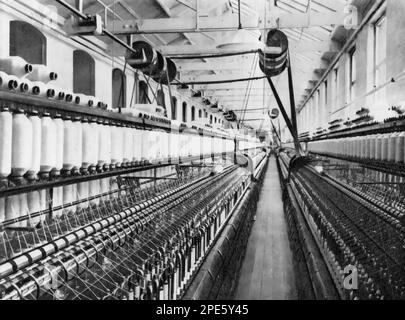 Fly Frames in der Dobson & Barlow Fabrik, c1933. Dobson und Barlow waren Hersteller von Textilmaschinen mit Werken in Bolton, Großraum Manchester. Stockfoto