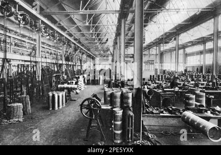 The Metal Case Shop of the Royal Arsenal, Woolwich, London, c1933. Die Maschinenwerkstatt, in der Kartuschenzylinder hergestellt wurden. Stockfoto