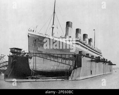 Der White Star Liner RMS Olympic im schwimmenden Trockendock, Southampton, England, c1924. RMS Olympic war ein britischer Ozeandampfer und das führende Schiff des Trios der olympischen Klasse der White Star Line. Im Gegensatz zu ihren kurzlebigen Schwesterschiffen Titanic und Britannic hatte Olympic eine Karriere von 24 Jahren zwischen 1911 und 1935. Stockfoto