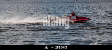 Sport. Motorbootrennen. Geschwindigkeit, Wassersport. Wettkampf auf dem Wasser an einem sonnigen Tag. Stockfoto