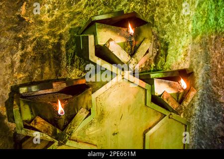 Chak chak, Iran - 4. juni 2022:Tempel in einer Höhle im alten Dorf Chak Chak im Iran, heiliger Ort für Zoroastrier Stockfoto