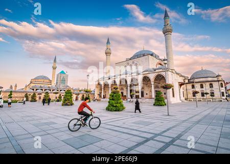 13. September 2022, Konya, Turkiye: Hauptplatz der Stadt Konya mit der berühmten Moschee und dem Mevlana-Museum im Hintergrund Stockfoto