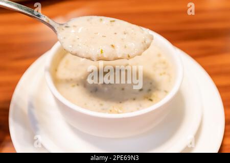 Türkische traditionelle Yayla-Joghurt-Suppe Stockfoto