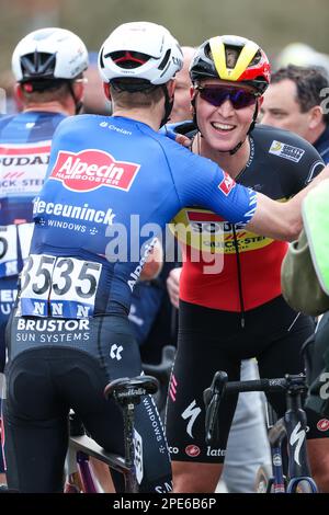 Deutscher Alexander Krieger von Alpecin-Deceuninck und belgischer Tim Merlier von Soudal Quick-Step, Bild nach dem eintägigen Radrennen „Nokere Koerse“, 193,6 km von Deinze nach Nokere, Mittwoch, 15. März 2023. BELGA FOTO DAVID PINTENS Stockfoto