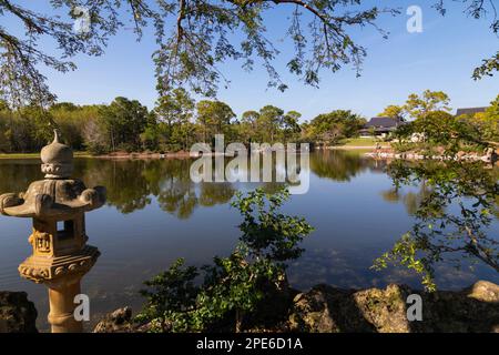 Rock Laterne am See im Morikami Museum and Japanese Garden, Delray Beach, Florida, USA Stockfoto