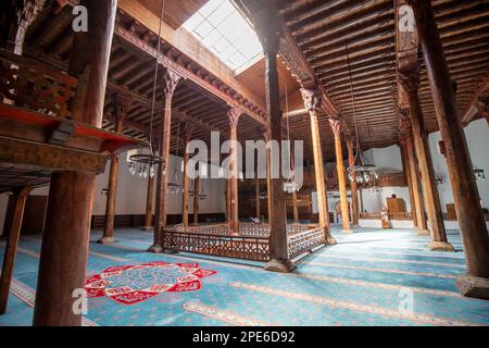 14. September 2022, Beysehir, Turkiye: Berühmte Moschee von Esrefoglu mit geschnitzten Holzmöbeln und -Säulen Stockfoto