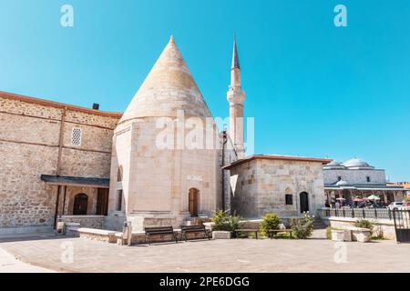 14. September 2022, Beysehir, Turkiye: Berühmte Moschee von Esrefoglu mit geschnitzten Holzmöbeln und -Säulen Stockfoto