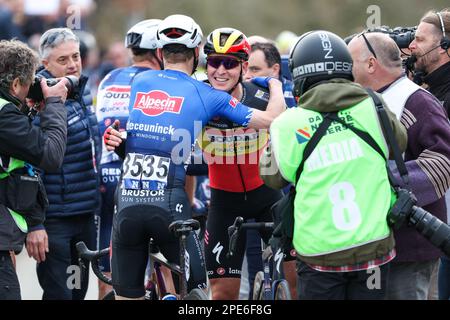 Deutscher Alexander Krieger von Alpecin-Deceuninck und belgischer Tim Merlier von Soudal Quick-Step, Bild nach dem eintägigen Radrennen „Nokere Koerse“, 193,6 km von Deinze nach Nokere, Mittwoch, 15. März 2023. BELGA FOTO DAVID PINTENS Stockfoto