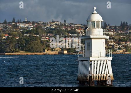 550 Uhr Eastern Channel Pile Light vom Laings Point aus gesehen von der Manly-Circular Quay Fähre. Sydney-Australien. Stockfoto