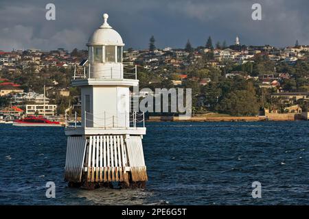 551 Uhr Eastern Channel Pile Light vom Laings Point aus gesehen von der Manly-Circular Quay Fähre. Sydney-Australien. Stockfoto