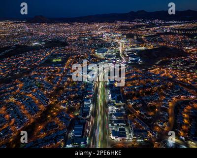 Die Drohnenaufnahme, die mit einer Langzeitbelichtungstechnik aufgenommen wurde, erfasst die lebendige Energie der „Periferico de la Juventud“ Avenue in Chihuahua, Mexiko. Das m Stockfoto