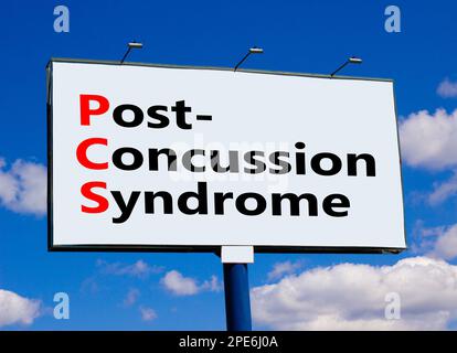 PCS-Postconcussion-Syndrom-Symbol. Konzeptbegriffe PCS-Postconcussion-Syndrom auf einer großen weißen Plakatwand vor einem wunderschönen blauen Himmelshintergrund. Medizinisch Stockfoto