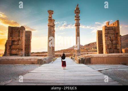 Touristenspaziergang Erkunden Sie das berühmte Ausflugsziel - Persepolis Antike - persische Stadt im Süden des Iran. Berühmtes Reiseziel im Nahen Osten Stockfoto