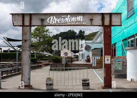 Brewtown in Upper Hutt, Neuseeland, eine Besucherattraktion mit zahlreichen Craft-Bier-Brauereien und einer Destillerie in der alten Reifenfabrik Dunlop Stockfoto