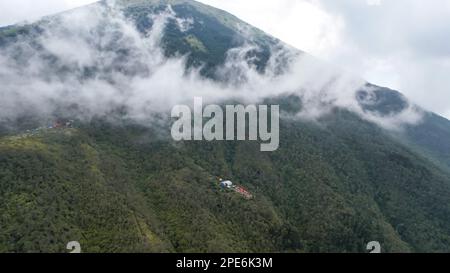 Luftaufnahme eines Gruppenmannes beim Camping in hohen Bergen. West Java, Indonesien, 16. März 2023 Stockfoto