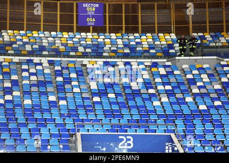 Neapel, Italien. 15. März 2023. Fußball: Champions League, SSC Napoli - Eintracht Frankfurt, K.O.-Runde, 16. Runde, zweite Etappe, Stadio Diego Armando Maradona. Der leere Besucherblock vor dem Spiel. Die Präfektur Neapel hatte Fans aus Frankfurt verboten, das Stadion für das Spiel zu betreten. Kredit: Oliver Weiken/dpa/Alamy Live News Stockfoto