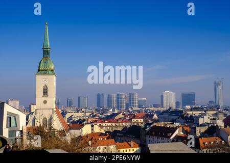 Blick von der Burg der Altstadt mit St. Martins-Kathedrale, Bratislava, Bratislava, Slowakei Stockfoto