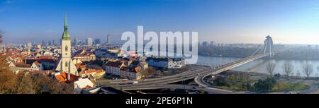 Panoramablick auf das Schloss mit der Altstadt und St. Martinskirche, Donau und Petrzalka-Viertel, Bratislava, Bratislava, Slowakei Stockfoto