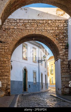 Der Ruhestand Arch in mittelalterlichen Mauern ist einer von 4 Eingängen in die Altstadt von Faro, Algarve, Portugal Stockfoto