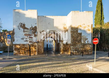 Der Ruhestand Arch in mittelalterlichen Mauern ist einer von 4 Eingängen in die Altstadt von Faro, Algarve, Südportugal Stockfoto