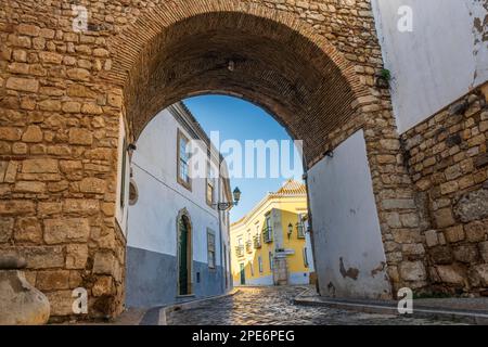 Der Ruhestand Arch in mittelalterlichen Mauern ist einer von 4 Eingängen in die Altstadt von Faro, Algarve, Südportugal Stockfoto