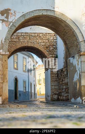 Der Ruhestand Arch in mittelalterlichen Mauern ist einer von 4 Eingängen in die Altstadt von Faro, Algarve, Portugal Stockfoto