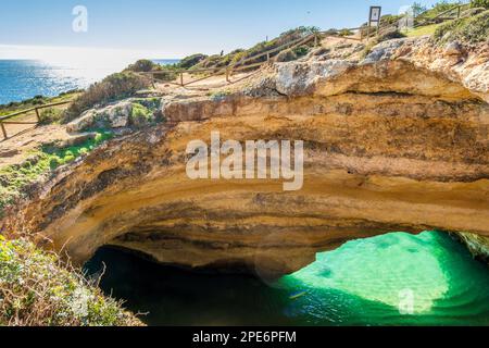 Wunderschöne und berühmte Benagil-Höhle, die von oben gesehen wird, Algarve, Südportugal Stockfoto