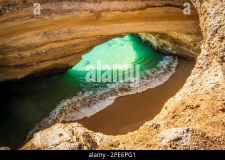 Wunderschöne und berühmte Benagil-Höhle, die von oben gesehen wird, Algarve, Südportugal Stockfoto