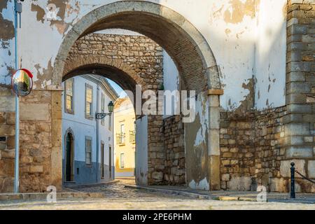 Der Ruhestand Arch in mittelalterlichen Mauern ist einer von 4 Eingängen in die Altstadt von Faro, Algarve, Portugal Stockfoto