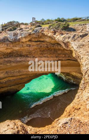 Wunderschöne und berühmte Benagil-Höhle, die von oben gesehen wird, Algarve, Südportugal Stockfoto