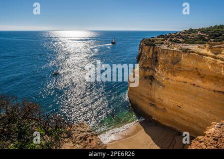 Wunderschöne Klippen und Sandstrand namens Cao Raivoso an der Algarve, Portugal Stockfoto