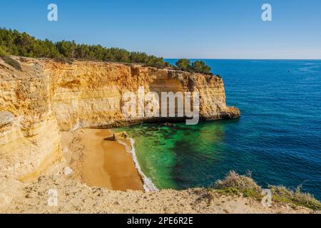 Klippen und Felsformationen am Strand von Corredoura, Algarve, Portugal Stockfoto