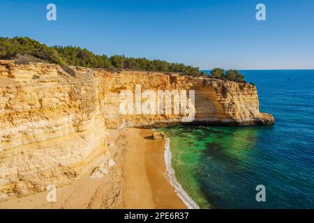 Klippen und Felsformationen am Strand von Corredoura, Algarve, Portugal Stockfoto