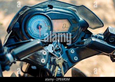 Nahaufnahme des Armaturenbretts des Motorrads, Ansicht des Bedienfelds des modernen Motorrads, Nahaufnahme des Geschwindigkeitsmessers eines Motorrads Stockfoto