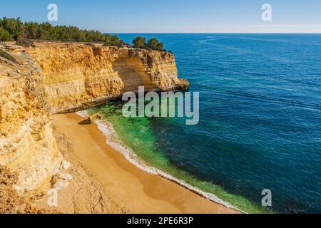 Klippen und Felsformationen am Strand von Corredoura, Algarve, Portugal Stockfoto