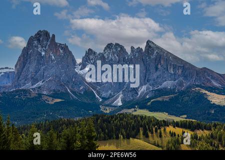 Schneebedeckte Berggipfel der Sassolungo-Gruppe, Alpe di Siusi, Val Gardena, Dolomiten, Südtirol, Italien Stockfoto