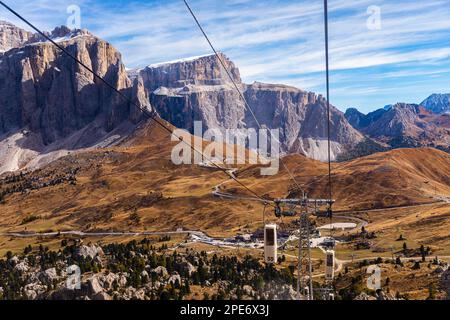 Seilbahn vom Sella Pass zum Sassolungo Pass, Sella Pass und Sella Massiv im Hintergrund, Dolomiten, Südtirol, Italien Stockfoto