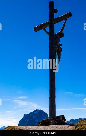 Geschnitztes Gipfelkreuz auf dem Seceda Gipfel, Val Gardena, Dolomiten, Südtirol, Italien Stockfoto