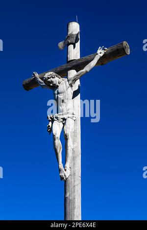 Geschnitztes Gipfelkreuz auf dem Seceda Gipfel, Val Gardena, Dolomiten, Südtirol, Italien Stockfoto