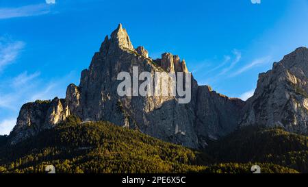 Der Gipfel des Schlern im Abendlicht, unter der Seiser Alm, Blick von Seis, Dolomiten, Südtirol, Italien Stockfoto