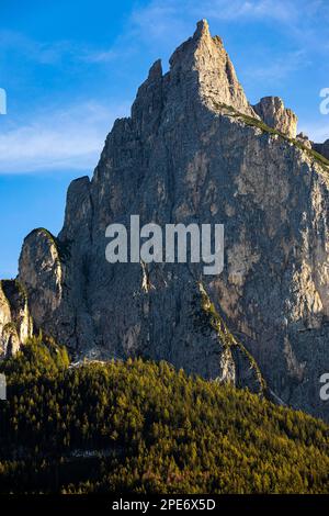 Der Gipfel des Schlern im Abendlicht, unter der Seiser Alm, Blick von Seis, Dolomiten, Südtirol, Italien Stockfoto