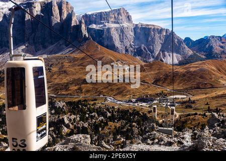 Seilbahn vom Sella Pass zum Sassolungo Pass, Sella Pass und Sella Massiv im Hintergrund, Dolomiten, Südtirol, Italien Stockfoto